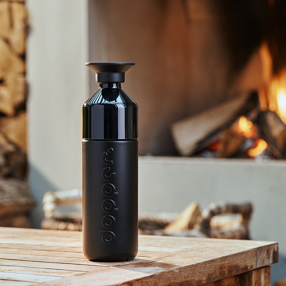 Dopper Insulated Large Blazing Black│Thermosfles 580ml Zwart│art. 2035│op salontafel voor open haard