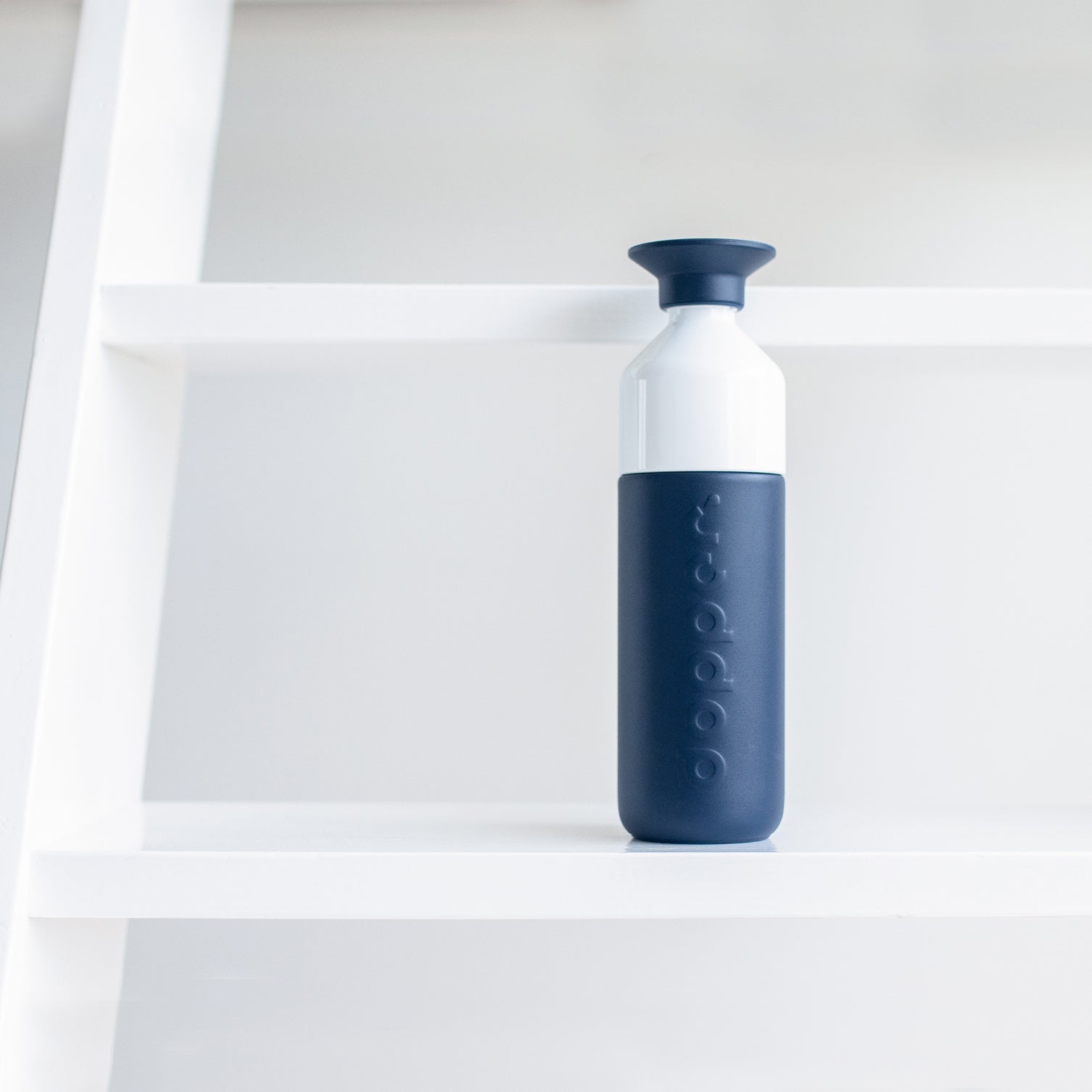 Dopper Insulated large Breaker Blue│Thermosfles 580ml Blauw│art. 3391│op witte trap
