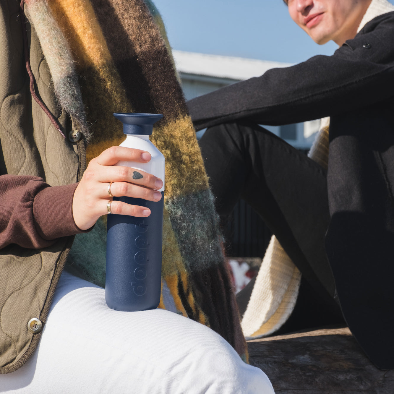 Dopper Insulated large Breaker Blue│Thermosfles 580ml Blauw│art. 3391│in hand van vrouw