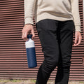 Dopper Insulated large Breaker Blue│Thermosfles 580ml Blauw│art. 3391│in hand vastgehouden aan dop