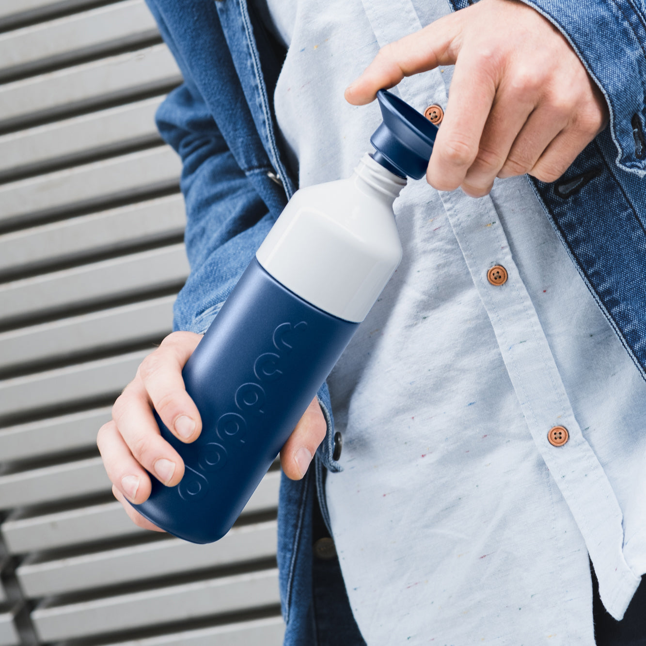 Dopper Insulated large Breaker Blue│Thermosfles 580ml Blauw│art. 3391│man draait dop van fles