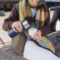 Dopper Insulated large Breaker Blue│Thermosfles 580ml Blauw│art. 3391│vrouw schenkt water in losse beker