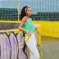 Dopper Insulated Lemon Crush│Thermosfles 580ml Geel│art. 4459│meisje met fles in hand naast skatebaan
