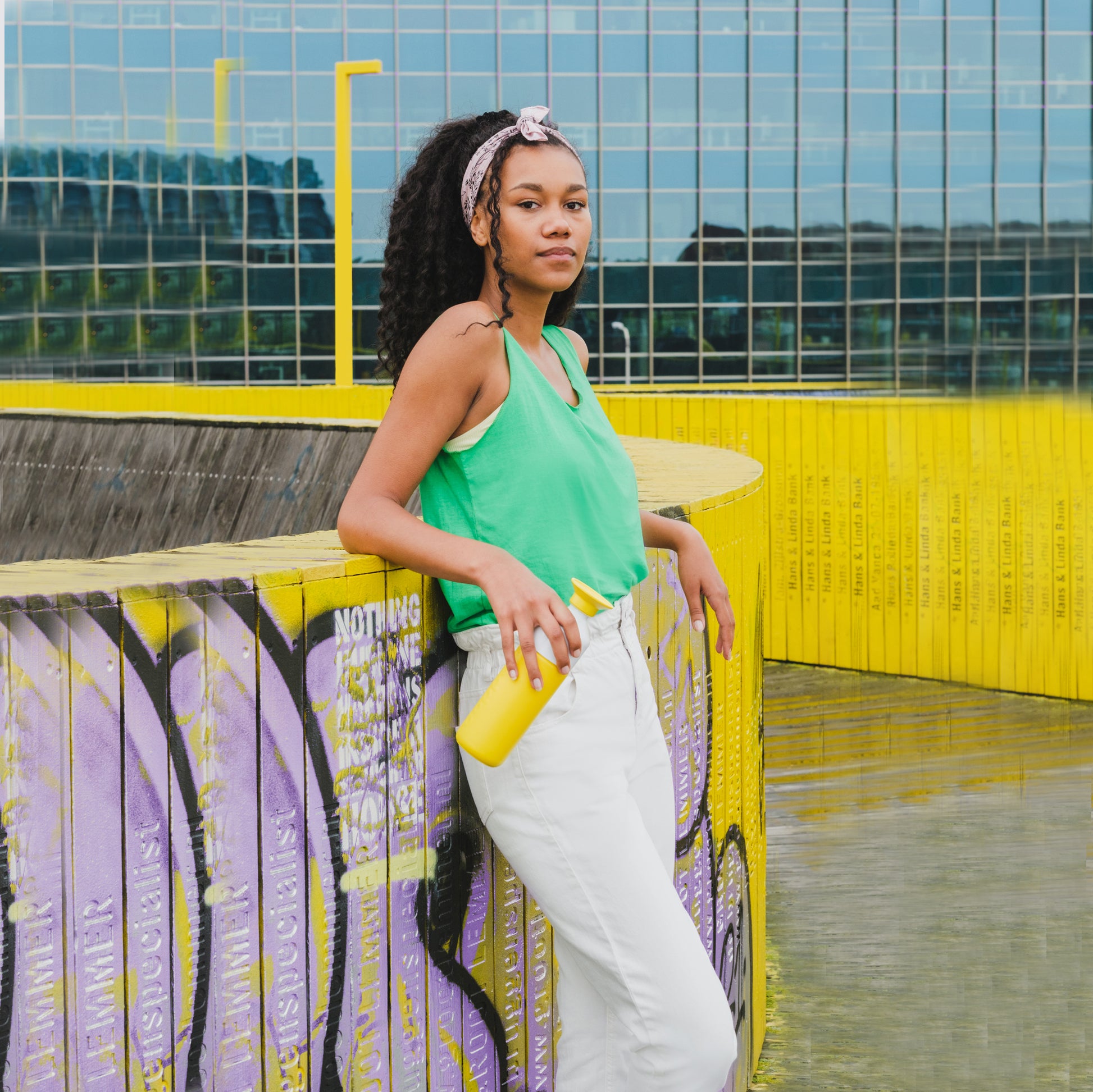 Dopper Insulated Lemon Crush│Thermosfles 580ml Geel│art. 4459│meisje met fles in hand naast skatebaan