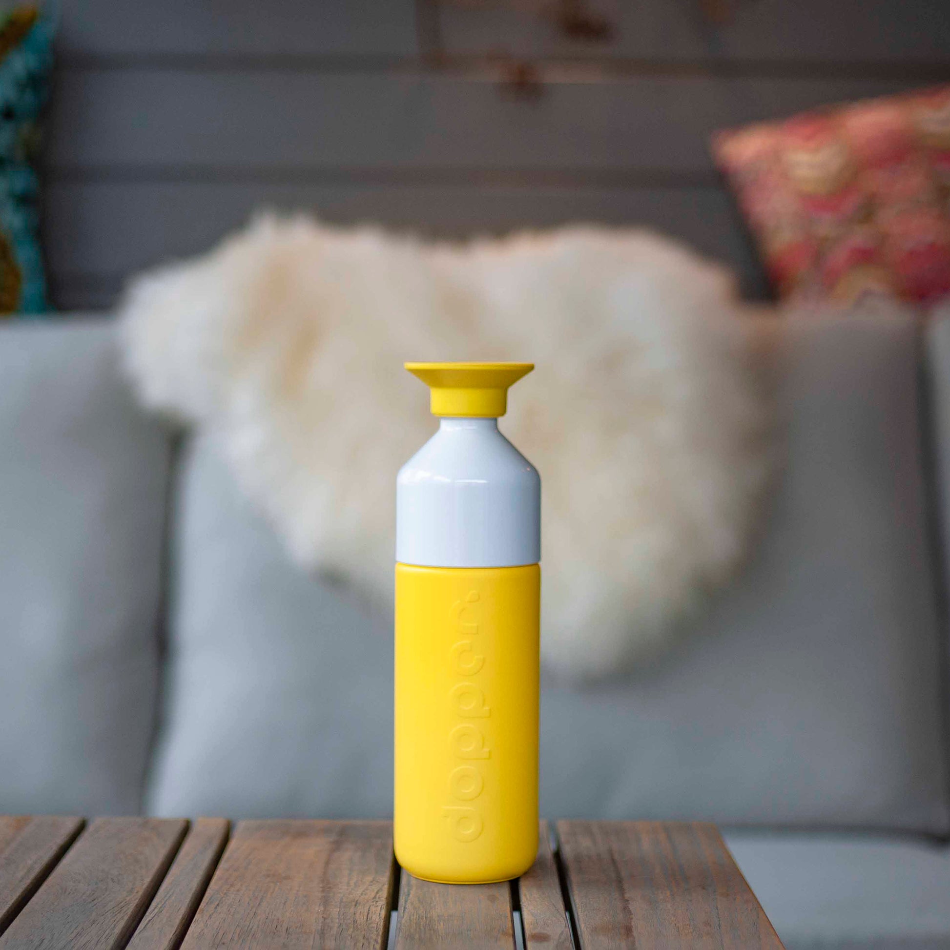 Dopper Insulated Lemon Crush│Thermosfles 580ml Geel│art. 4459│op salontafel voor bank