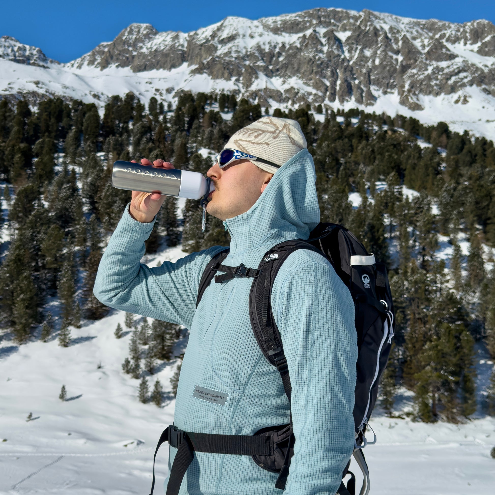 Dopper Insulated Silver Thermosfles 350ml│art. 7214│man in sneeuw drinkt uit fles