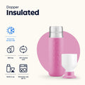 Dopper Insulated Small Pelican Pink( Thermosfles roze) - vooraanzicht met losse beker en vermelding eigenschappen