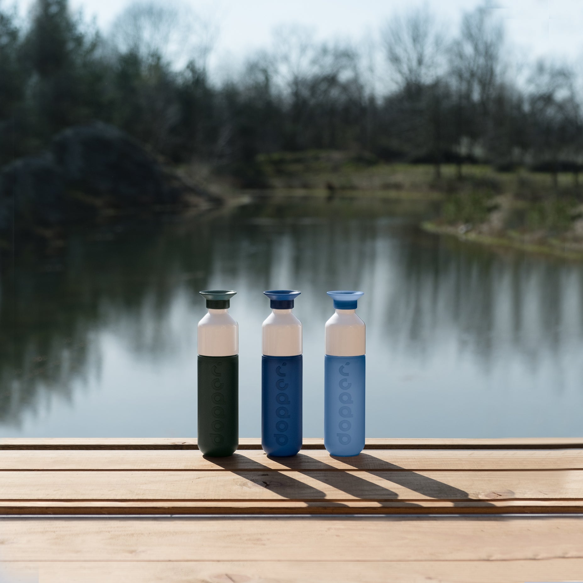 Dopper Original Dark Spring│Waterfles 450ml│art. 3803│3 kleuren Blauw op steiger naast meer