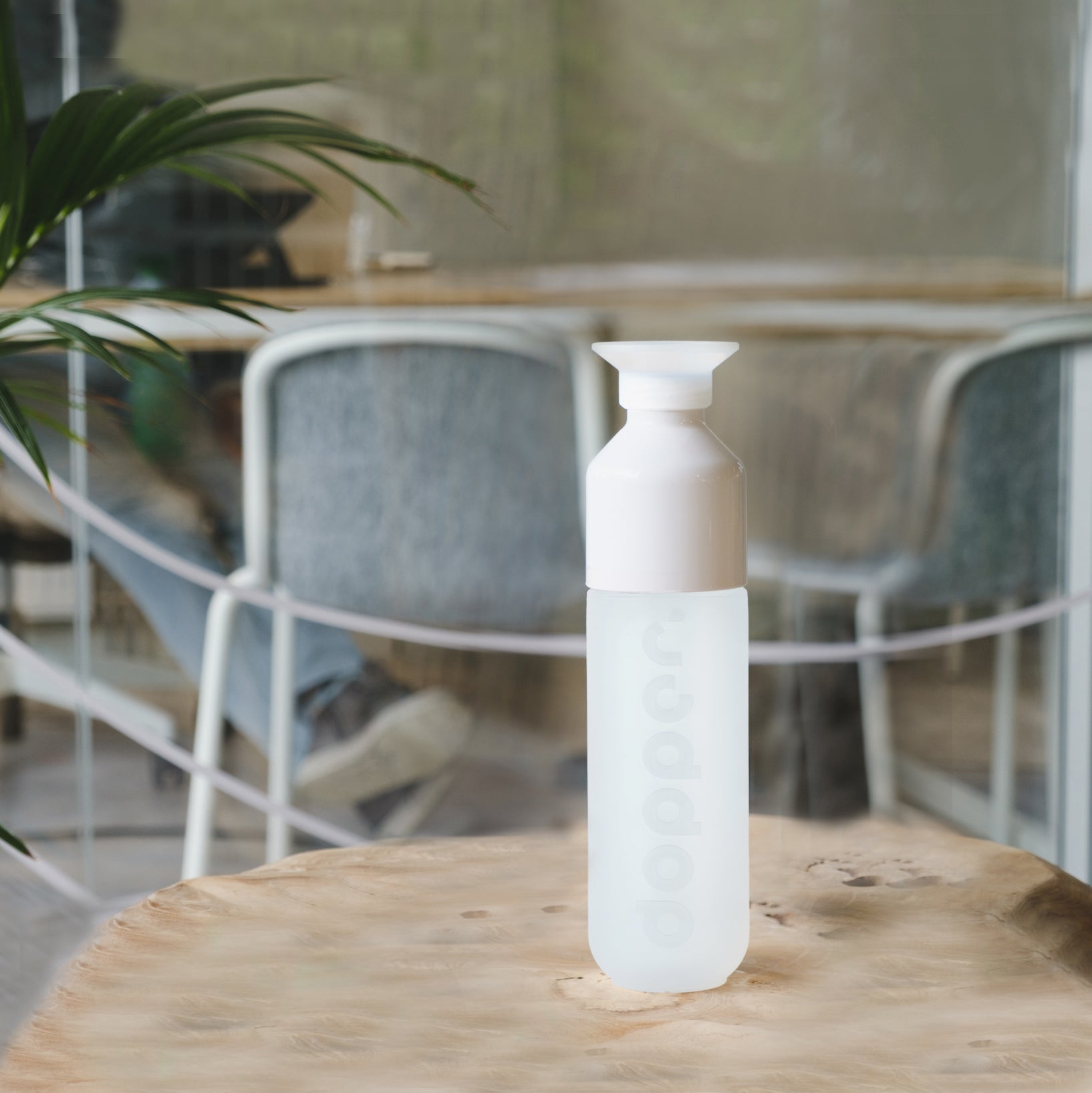 Dopper Original Purre White│Waterfles 450 ml│art. 7281│op dienblad met tafel op achtergrond