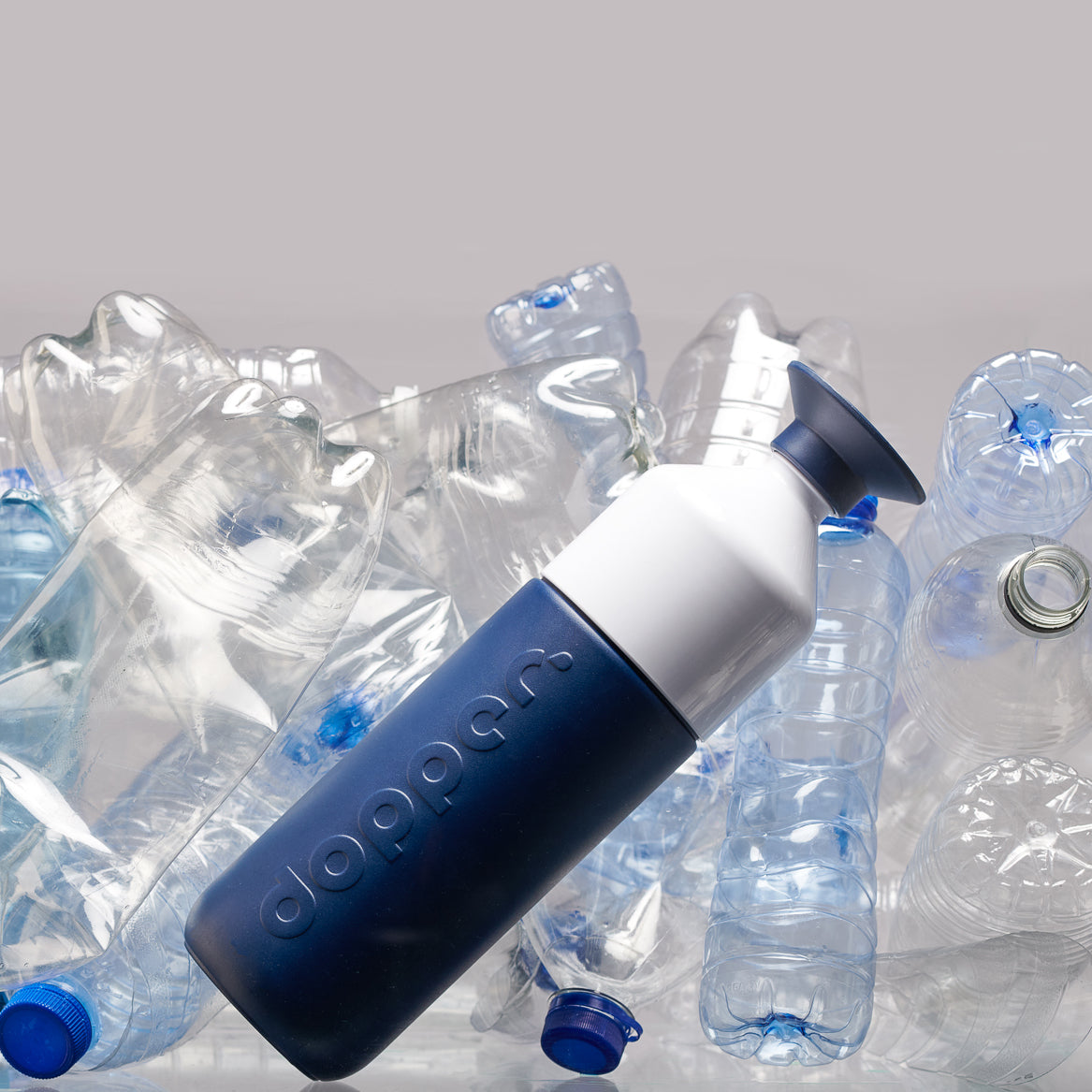 Dopper Insulated X-Large Breaker Blue│Thermosfles 1L│art. 5661│met petflessen op achtergrond