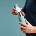 Dopper Insulated Small Bottlenose Blue│Thermosfles 350ml blauw│art. 5296│in hand met beker losgedraaid