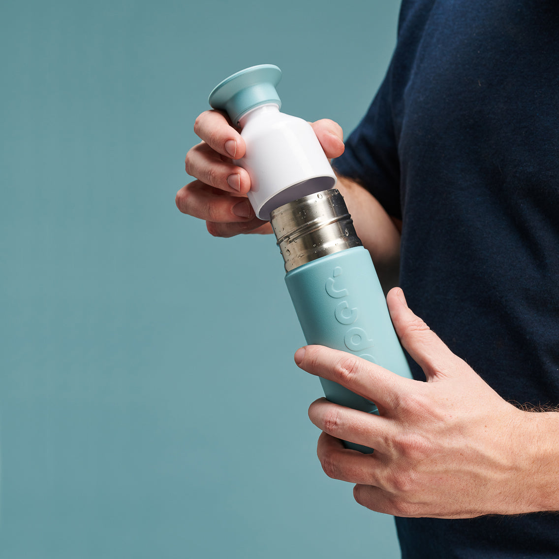 Dopper Insulated Small Bottlenose Blue│Thermosfles 350ml blauw│art. 5296│in hand met beker losgedraaid
