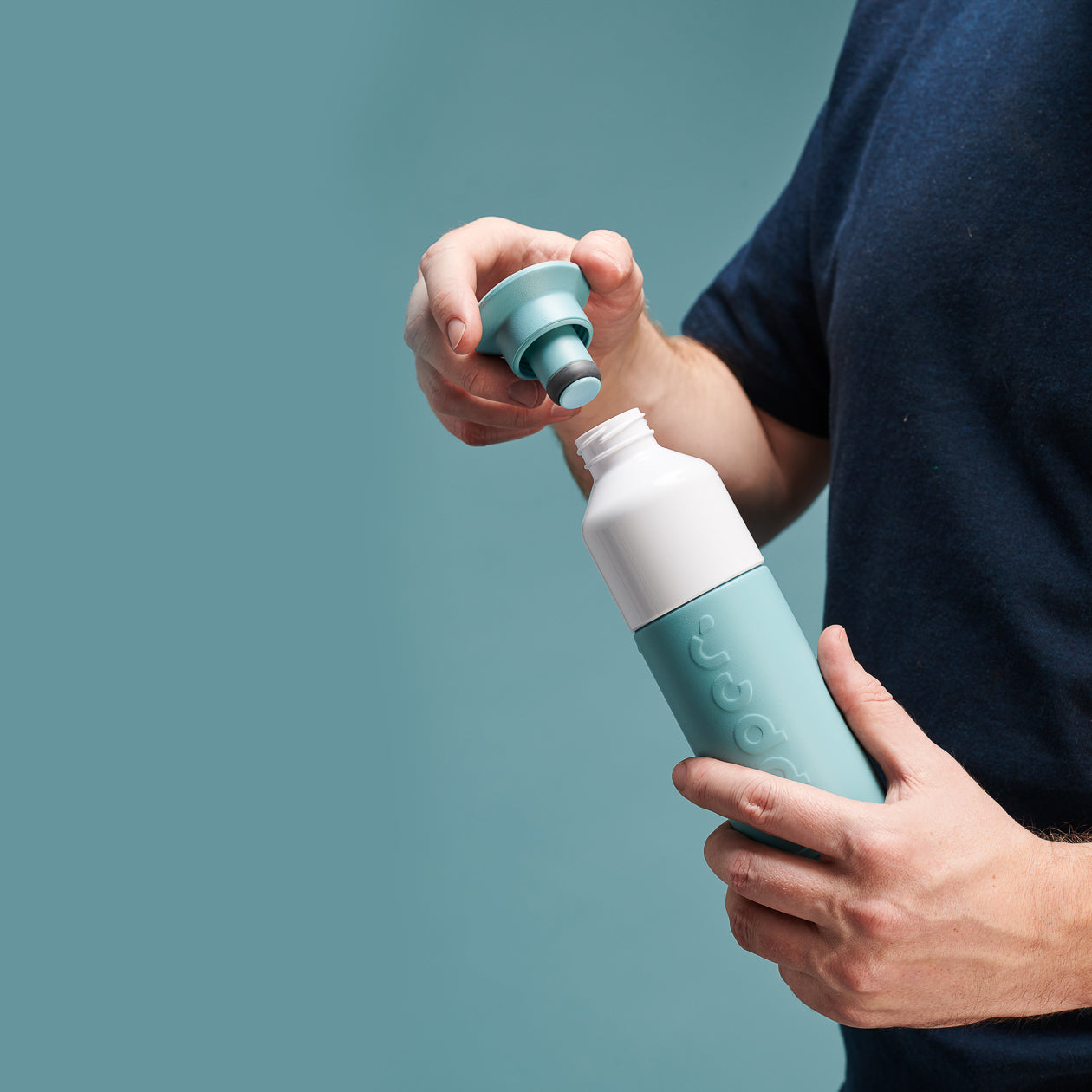Dopper Insulated Small Bottlenose Blue│Thermosfles 350ml blauw│art. 5296│in hand met dop losgedraaid