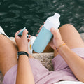 Dopper Insulated Small Bottlenose Blue│Thermosfles 350ml blauw│art. 5296│in hand van man aan waterkant