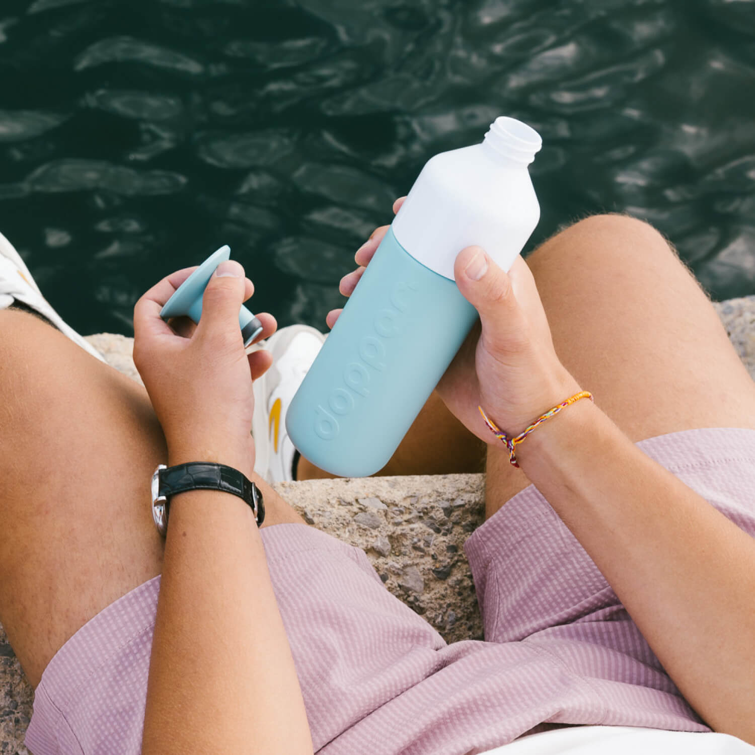 Dopper Insulated Small Bottlenose Blue│Thermosfles 350ml blauw│art. 5296│in hand van man aan waterkant