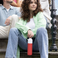 Dopper Insulated Small Deep Coral│Thermosfles 350ml Rood│art. 5272│vrouw op trap met fles in hand