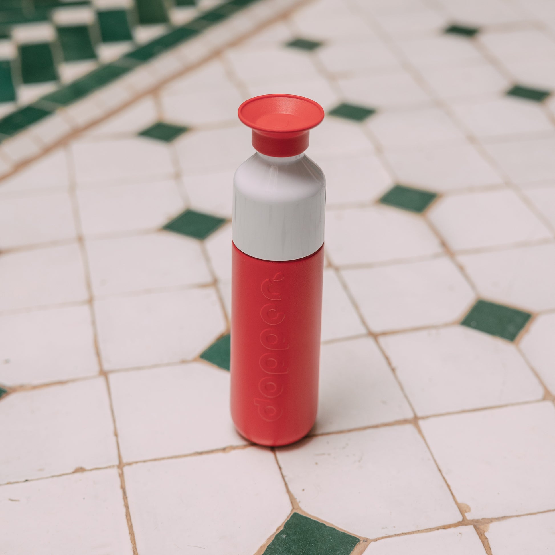 Dopper Insulated Small Deep Coral│Thermosfles 350ml Rood│art. 5272│op tegelvloer