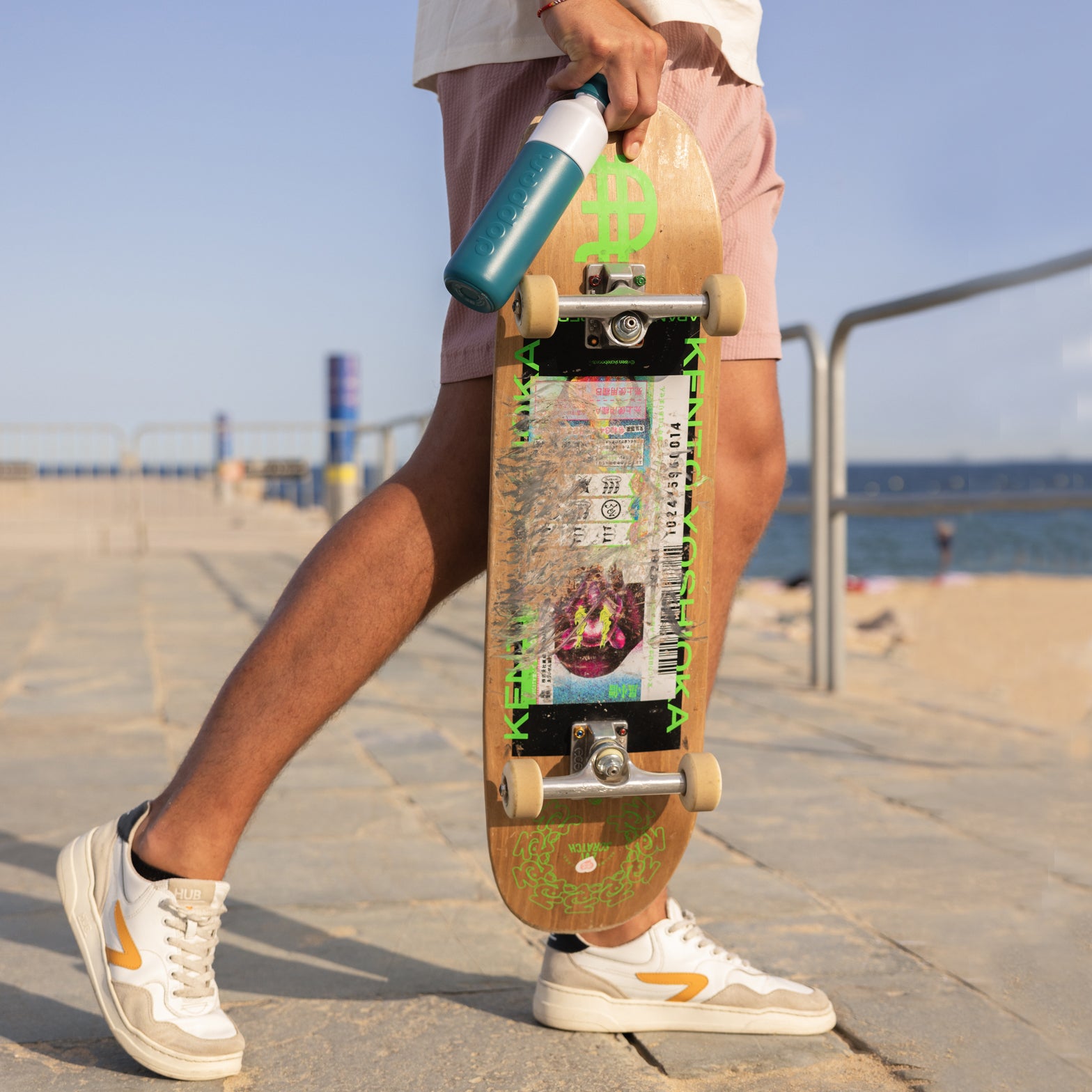 Dopper Insulated Small Green Lagoon│Thermosfles 350ml Groen│art. 5333│in hand van skater met board