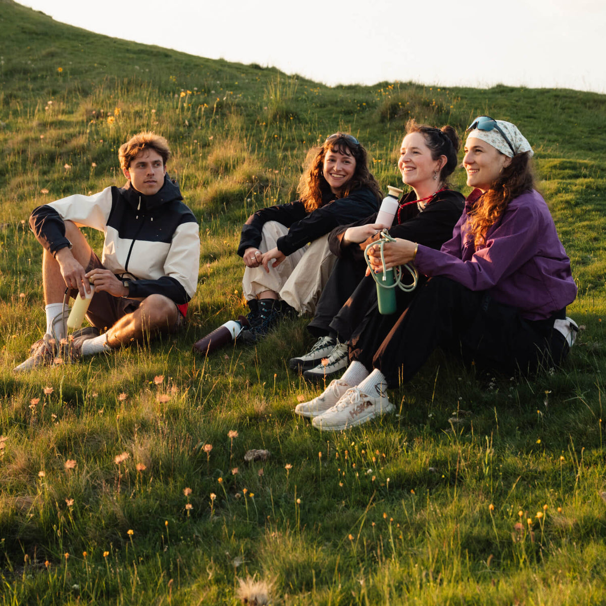 Insulated Bottle 350 ml Maple Yellow (yellow) - group of hikers sitting in the grass with insulated bottles in hand
