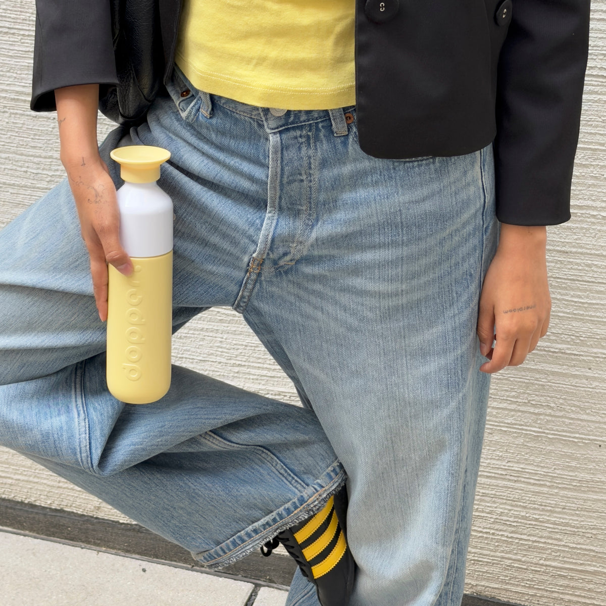Insulated Bottle 350 ml Maple Yellow (yellow) - in the hand of someone wearing a yellow t-shirt