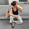 Insulated Bottle 350 ml Maple Yellow (yellow) - woman sitting on a step drinking from the bottle