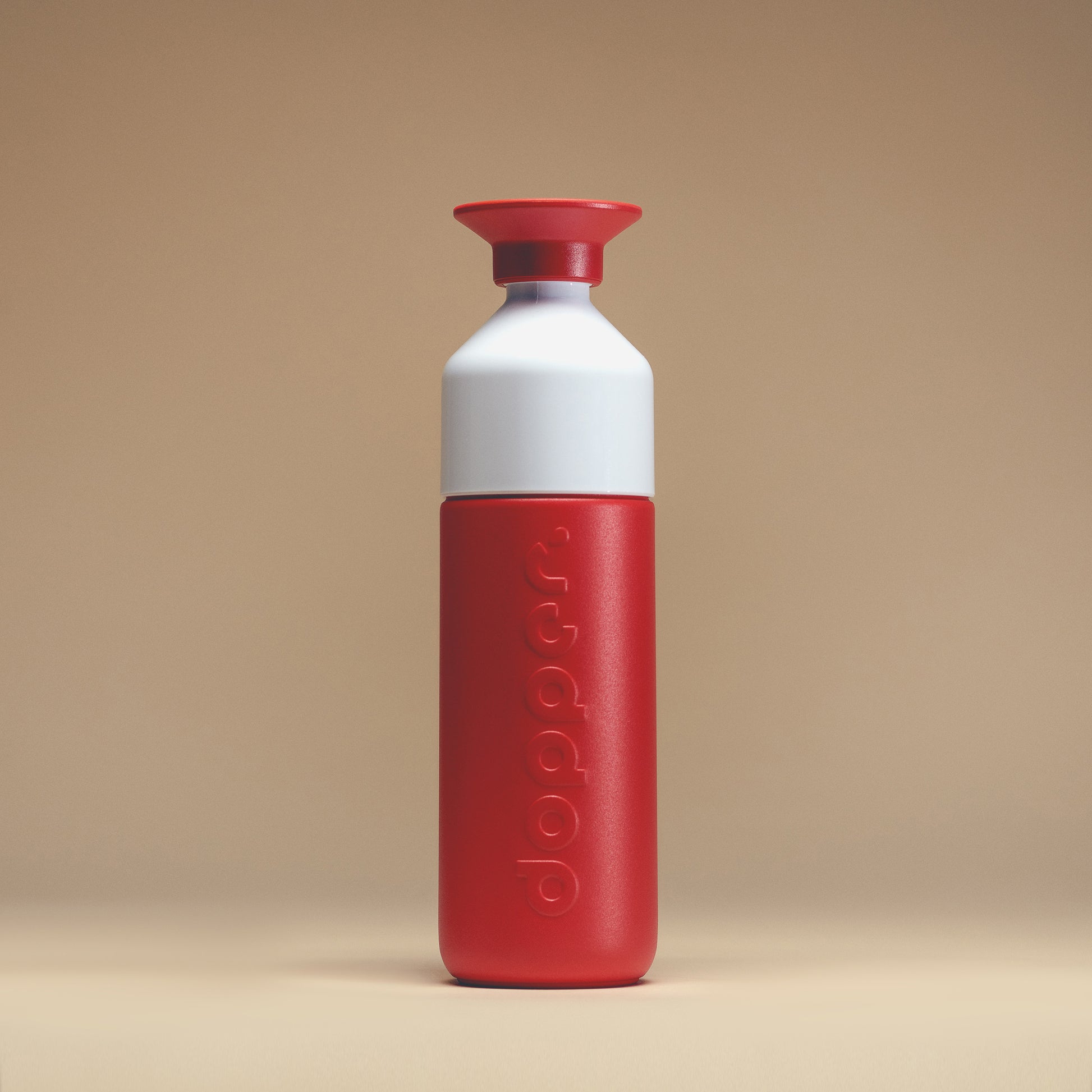 Dopper Insulated large Deep Coral│Thermosfles 580ml Rood│art. 5265│vooraanzicht met beige achtergrond