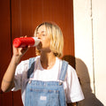 Dopper Insulated large Deep Coral│Thermosfles 580ml Rood│art. 5265│vrouw drinkt uit fles