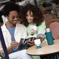 Dopper Insulated Large Green Lagoon│Thermosfles 580ml groen│art. 5236│koppel op terrras met fles op tafel en dop los als beker