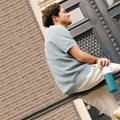 Dopper Insulated Large Green Lagoon│Thermosfles 580ml groen│art. 5236│man buiten op leuningmet fles in hand