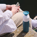 Dopper Insulated Large Green Lagoon│Thermosfles 580ml│art. 5236│naast man aan waterkant