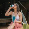 Dopper Insulated Large Green Lagoon│Thermosfles 580ml│art. 5236│vrouw drinkt uit beker