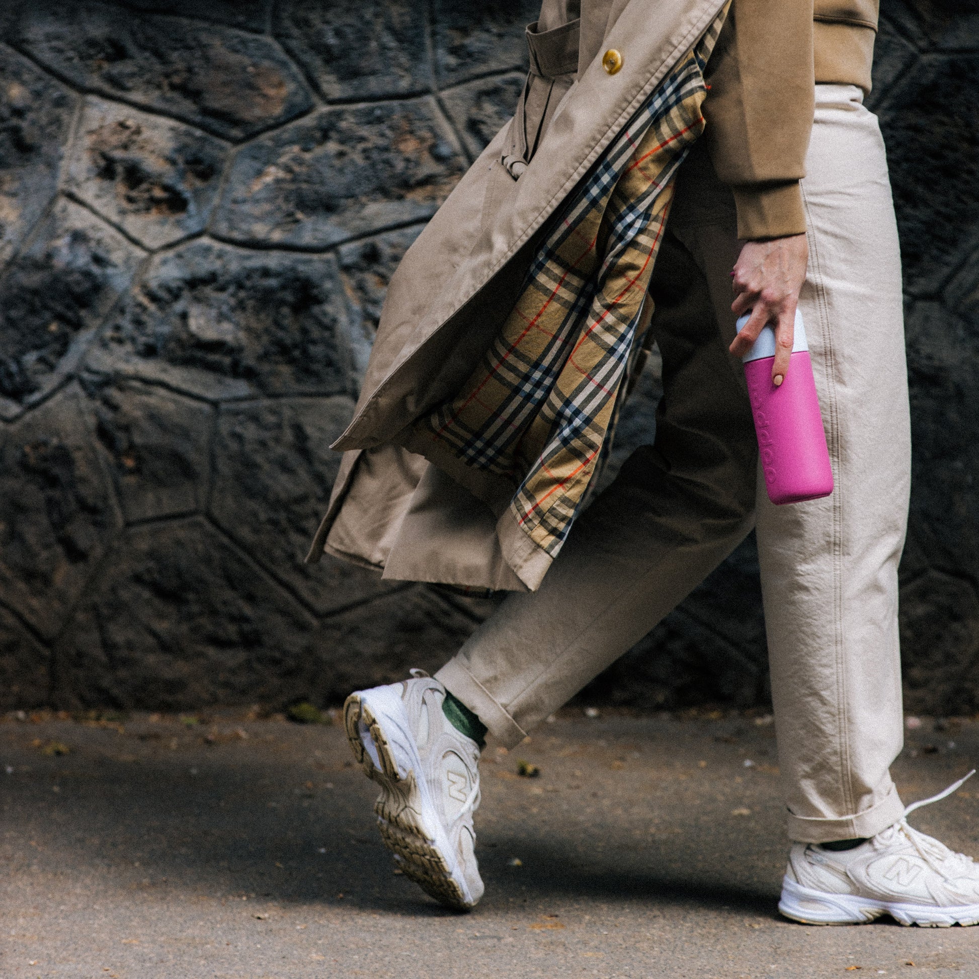 Dopper Insulated Large 580 ml│Pelican Pink│art. 6842│in hand van man op straat