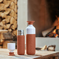 Dopper Insulated Large Terracotta Tide│Thermosfles 580ml Roodbruin│art. 3384│op houten tafel voor haardvuur