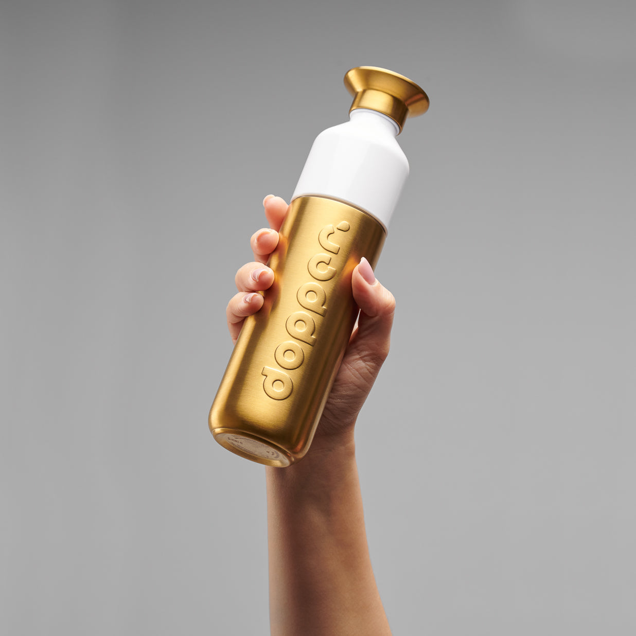 Dopper Limited Edition Steel Gold 490ml│art. 6187│in hand met grijze achtergrond