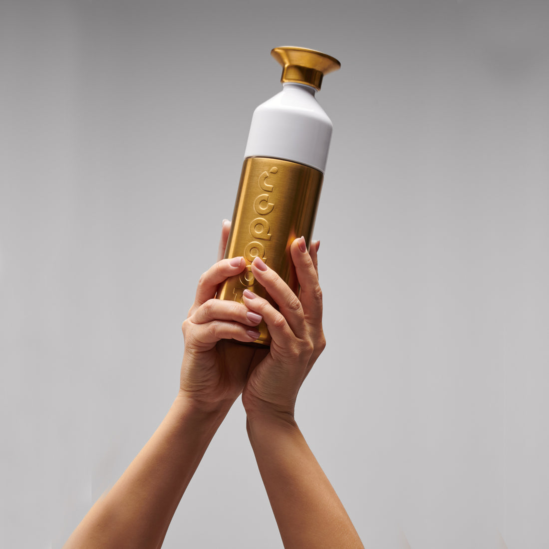 Dopper Steel Wasserflasche 800 ml Gold (Gold) - Vorderansicht vor weißem Hintergrund