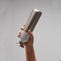 Dopper Limited Edition Steel│Waterfels 490ml│art. 6200│in hand vastgehouden met dop naar beneden