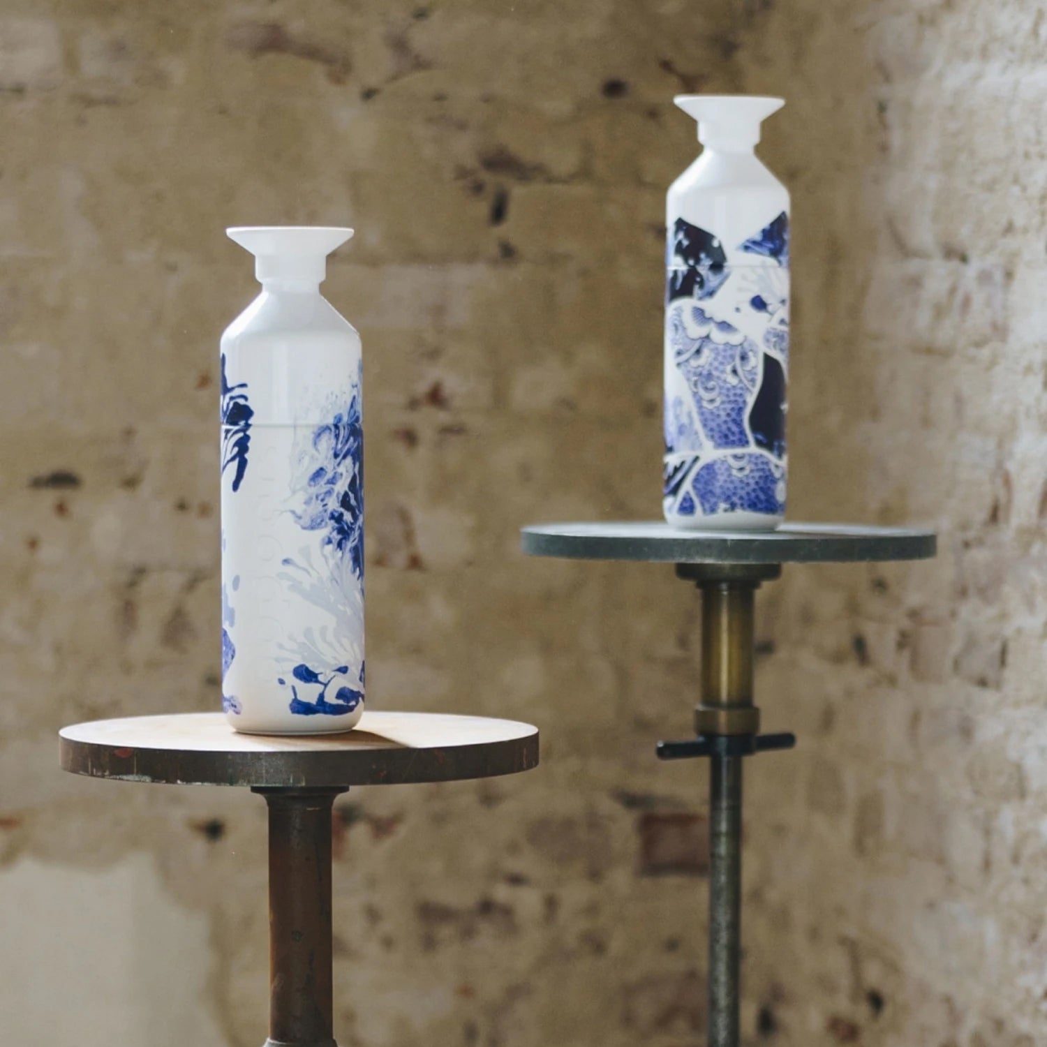 Dopper insulated x Royal Delft│twee modellen op staander in aardewerkfabriek