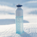 Dopper Sport Cap Atlantic Blue│art. 3025│in sneeuw op drinkfles Polar Blue
