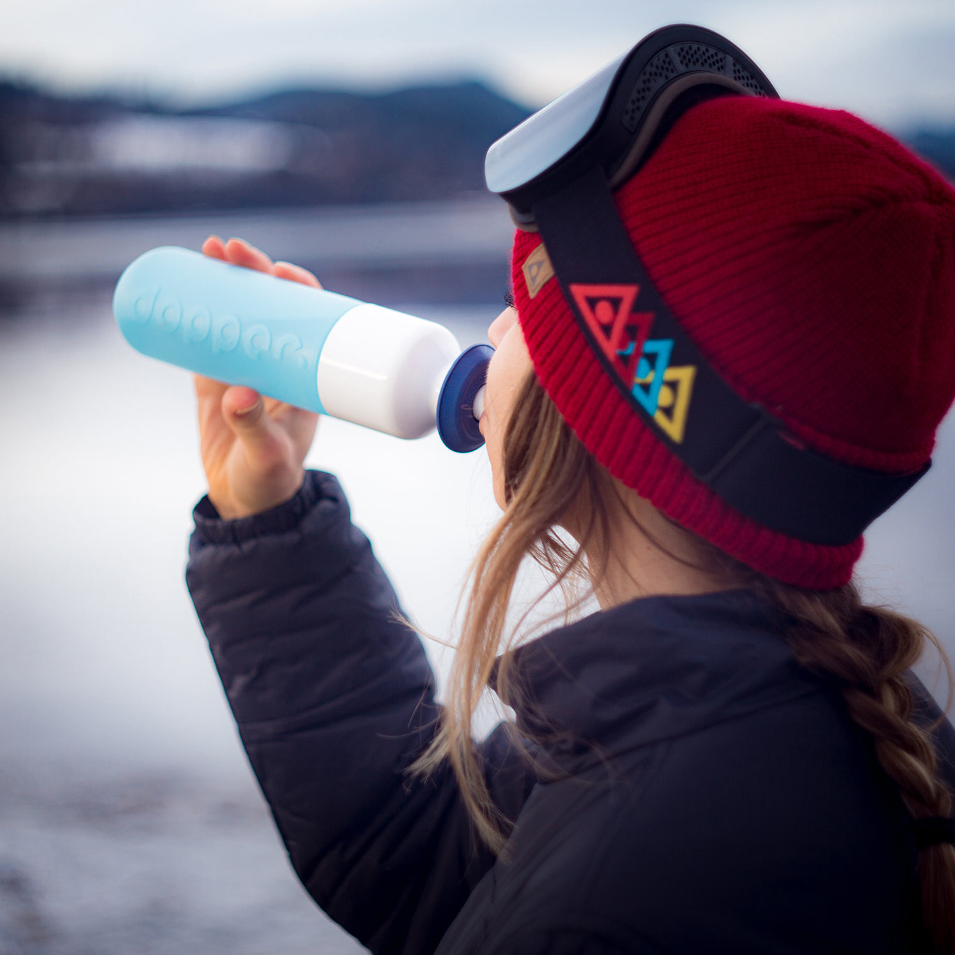 Dopper Sport Cap Atlantic Blue│art. 3025│vrouw drinkt uit fles 