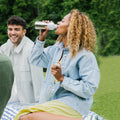 Dopper Steel 350ml│Waterfles RVS│art. 4756│vrouw drinkt uit fles in park