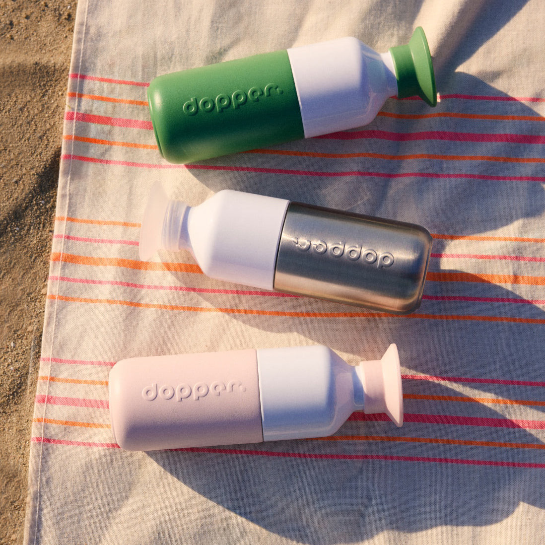 Dopper Steel Fresh Green│Drinkfles 350ml│art 7337│diverse kleuren op handdoek op strand