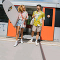 Dopper Steel 490 ml│Waterfles RVS│art. 0772│kopppel op stapt uit metro met surfboard en flessen in handen