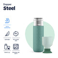 Steel Wasserflasche 490 ml Canopy Green (Grün) - Vorderansicht mit losem Becher und Angabe der Eigenschaften strong stainless steel, lightweight, 90% recycled steel, bottle and cup und dishwasher safe bis 65 Grad