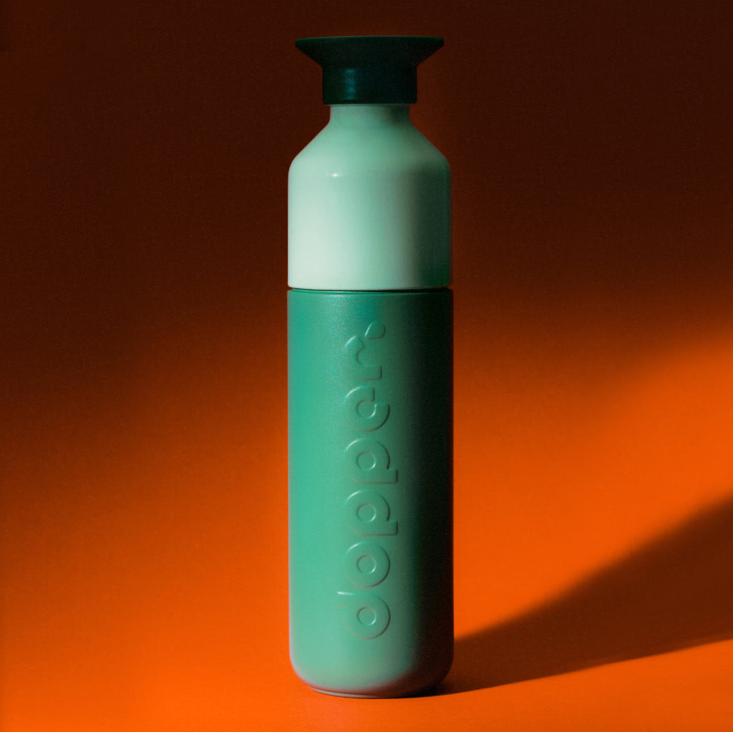 Steel Wasserflasche 490 ml Canopy Green (Grün) - Vorderansicht vor orangem Hintergrund mit Schatten