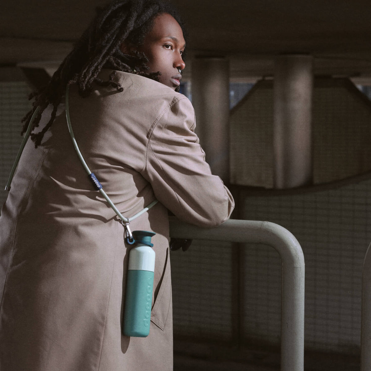 Steel Wasserflasche 490 ml Canopy Green (Grün) - an einem Band über der Schulter einer Frau