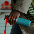 Steel Wasserflasche 490 ml Canopy Green (Grün) - in der Hand einer Frau, an einem Band