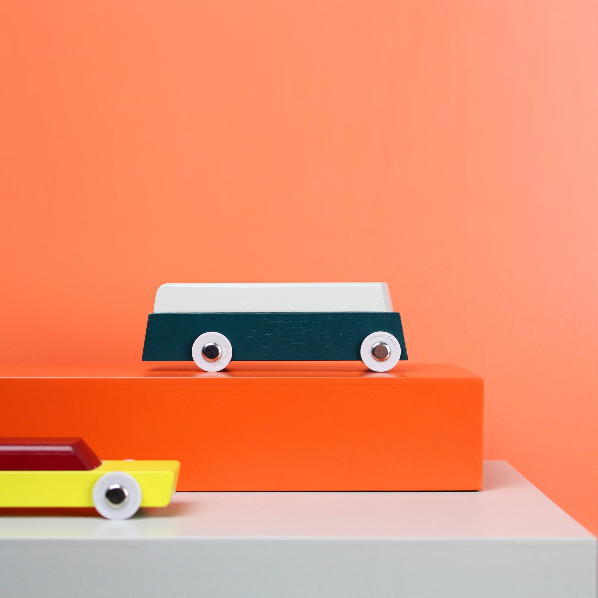 Duotone Car #4 Floris Hovers│Ikonic│Houten Speelgoedauto│art. 190197│op houten blokken gekleurd