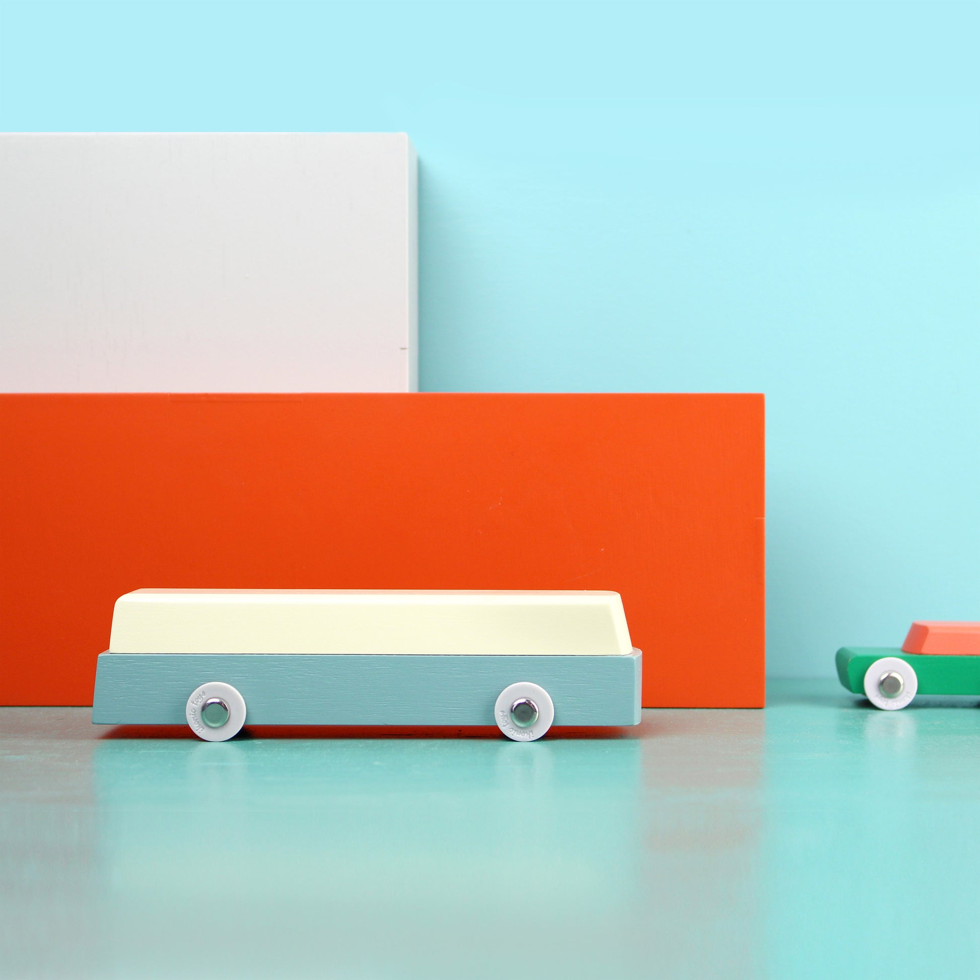 Duotone Cars #5 Floris Hovers│Ikonic│art. 190198│op tafel met houten blokken op achtergrond