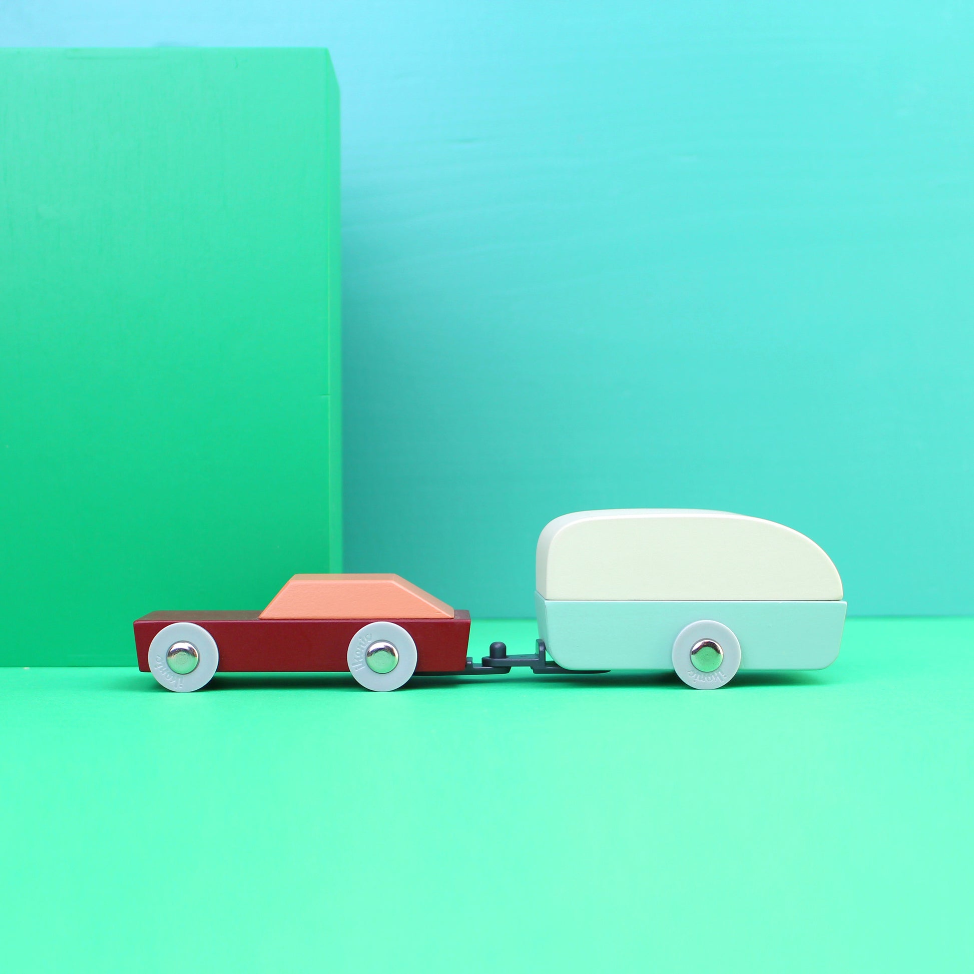 Duotone car #8 Floris Hovers│Ikonic│Houten Speelgoedauto│art. 190206│met gekleurde blokken op achtergrond