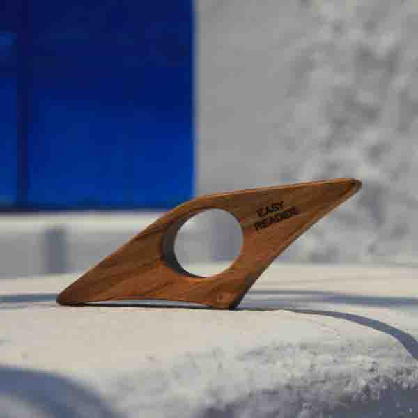 Easy Reader Booekhouder Walnoot│art. 33001-D│liggend op tafel met schaduw